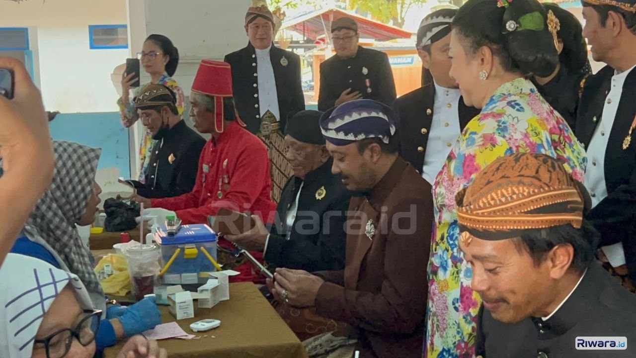 Pakubuwono XIV Hangabehi duduk berbaur bersama abdi dalem dan masyarakat saat mengikuti pemeriksaan kesehatan gratis di Pagelaran Karaton Surakarta usai Grebeg Besar Iduladha 2026